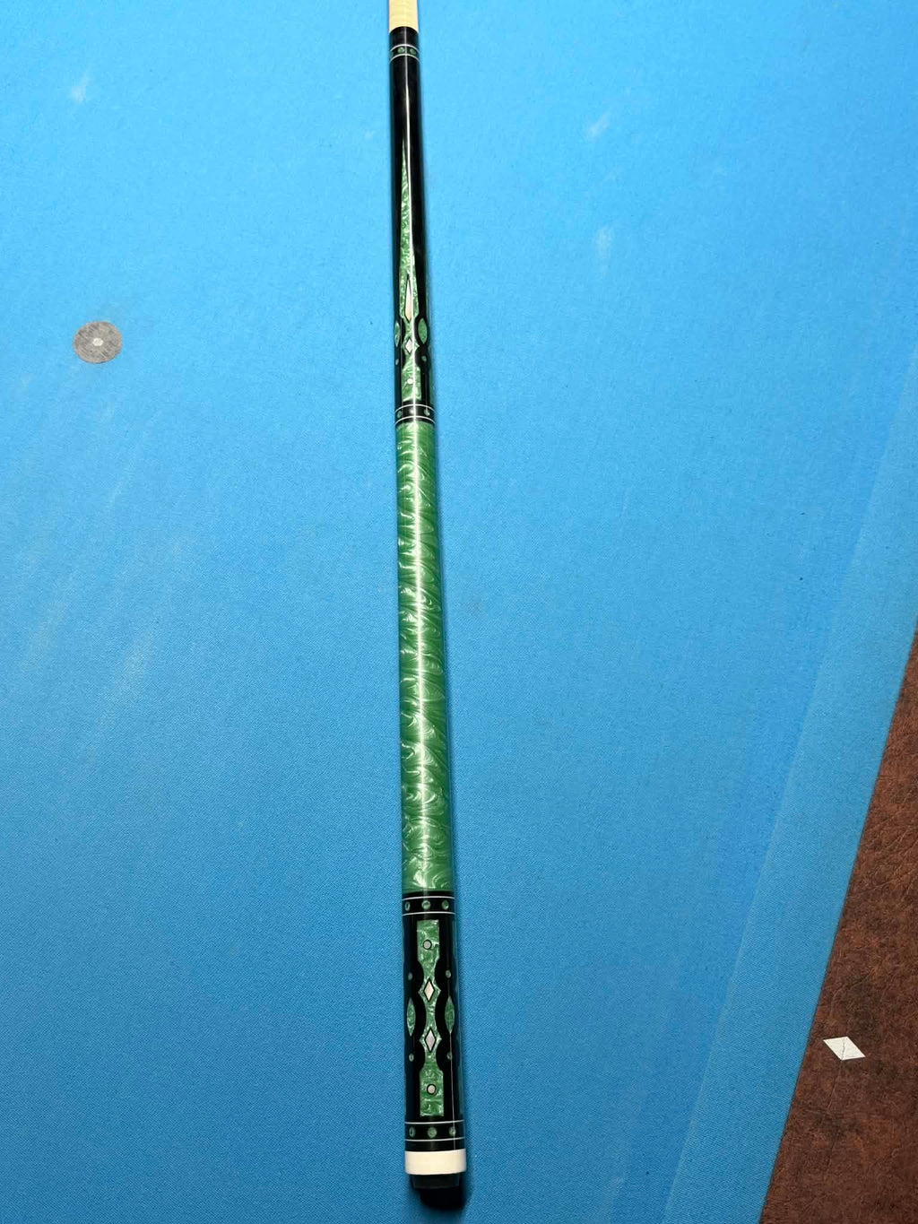Spots Right Custom Cue SRC-426-10