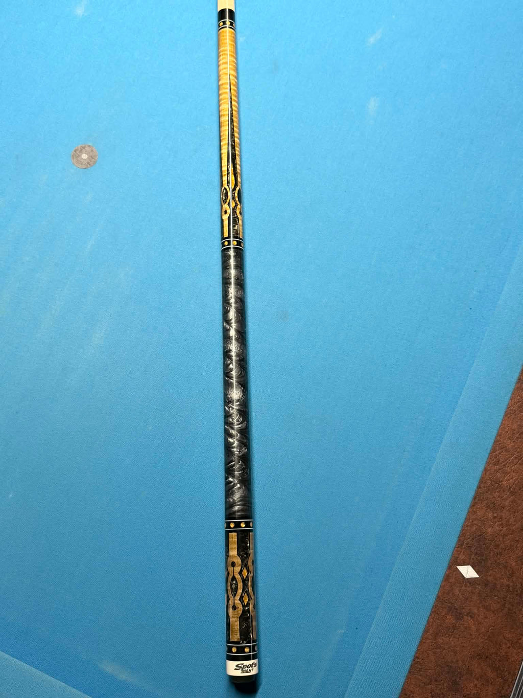 Spots Right Custom Cue SRC-426-3