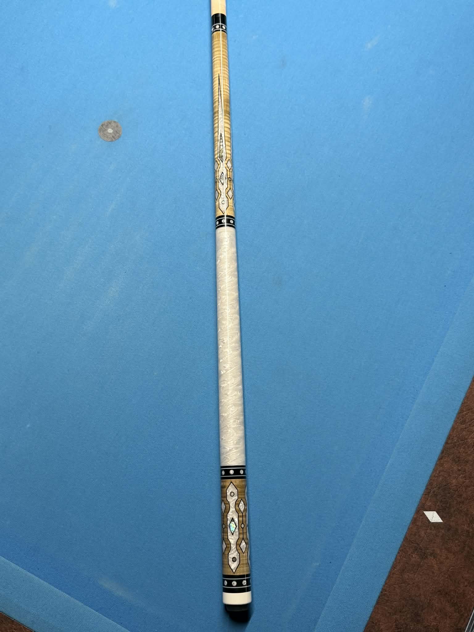 Spots Right Custom Cue SRC-426-4