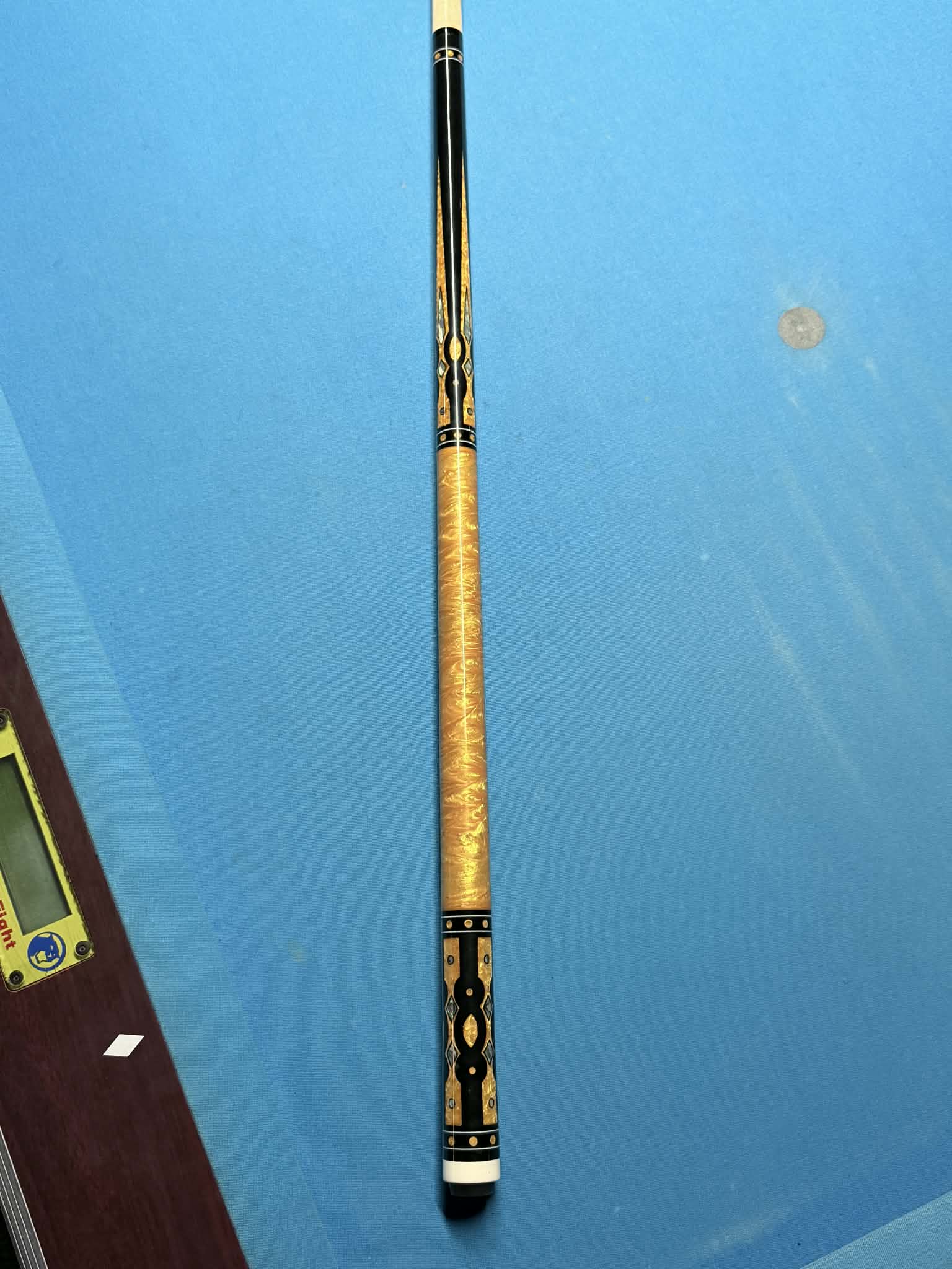 Spots Right Custom Cue SRC-426-5