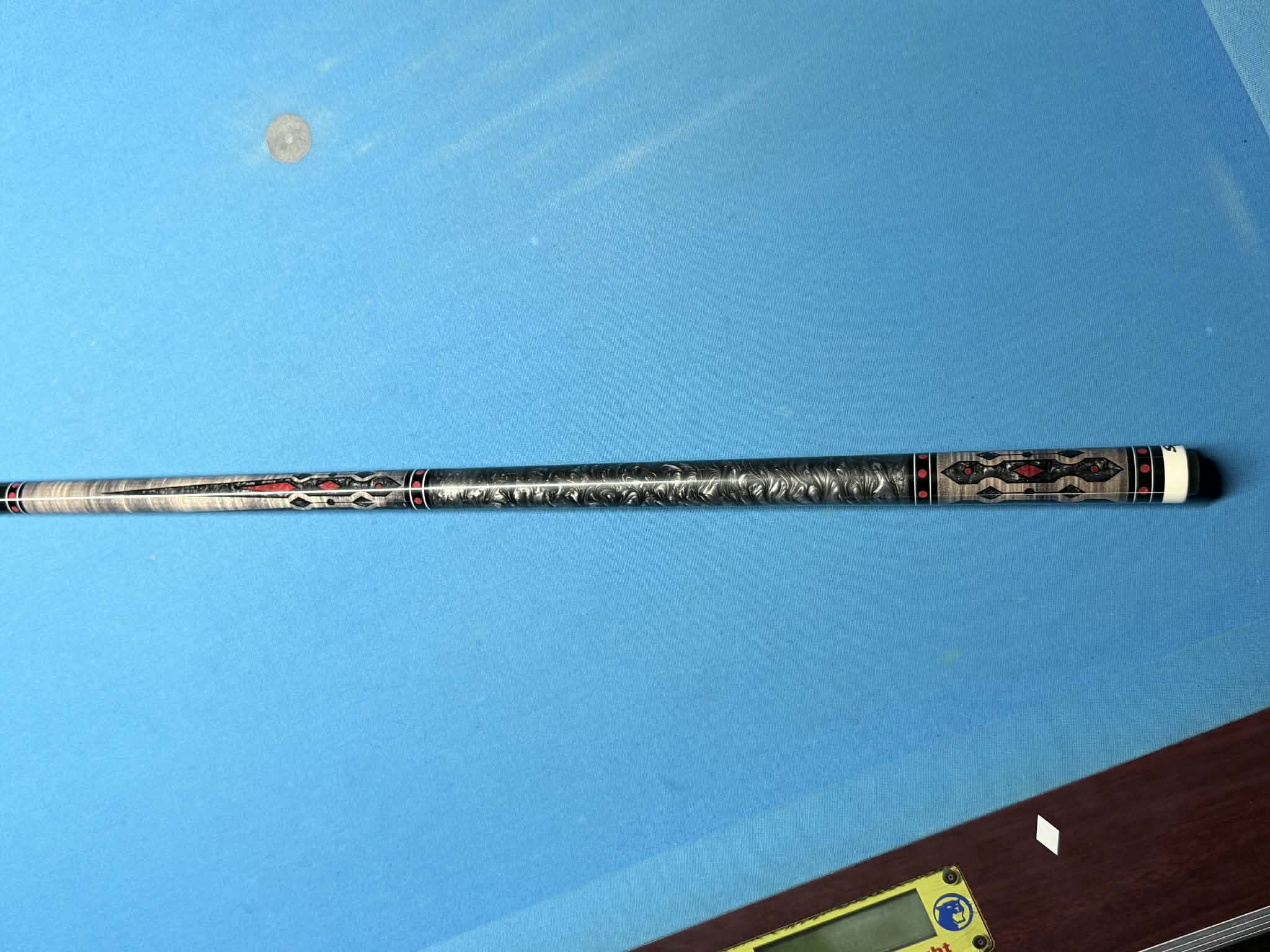Spots Right Custom Cue SRC-426-7