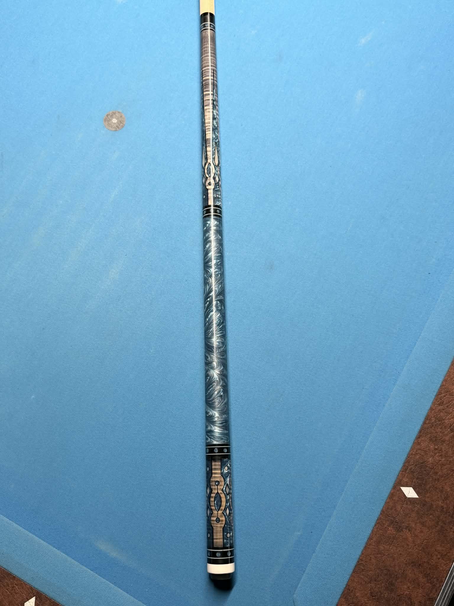 Spots Right Custom Cue SRC-426-8